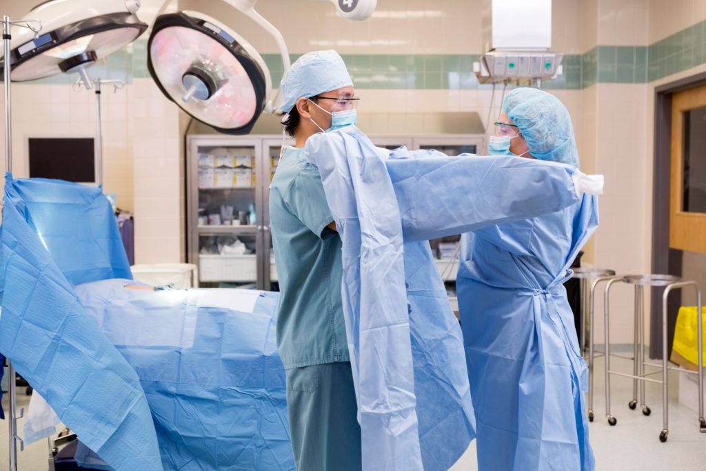 2 medical professionals in the operation room